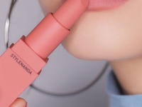 Бьюти-лайфхаки: как сохранить стойкость помады на губах