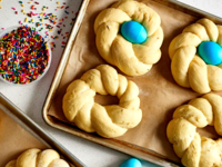 Пасхальный веночек с яйцами