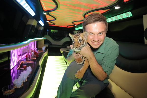 У новій серії  «Світу навиворіт» Дмитро Комаров покаже виворіт розкішного життя багатіїв Пакистану і зустрінеться з найбільшою людиною країни