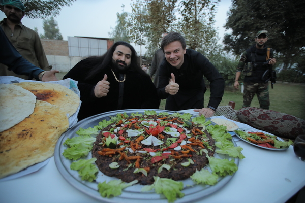 У новій серії  «Світу навиворіт» Дмитро Комаров покаже виворіт розкішного життя багатіїв Пакистану і зустрінеться з найбільшою людиною країни