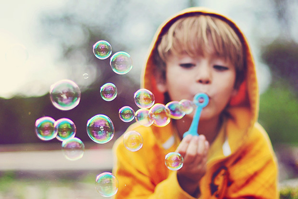 Как сделать мыльные пузыри дома: 3 простых способа порадовать ребенка