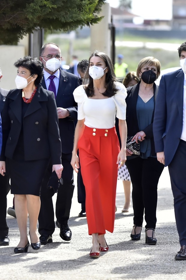 Королева Летиция в образе, который запомнится нам надолго