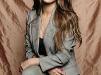 Селена Гомес показала, как выглядит двусторонний маникюр