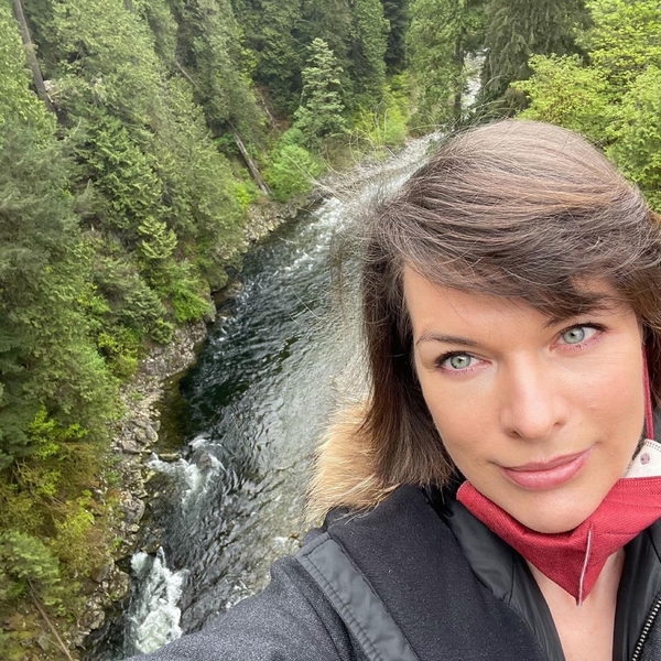 Милла Йовович показала, как отдыхает с мужем и старшими дочерями