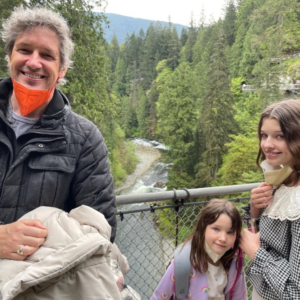 Милла Йовович показала, как отдыхает с мужем и старшими дочерями