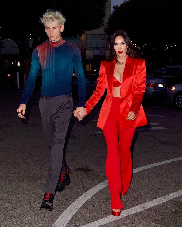 Алая ведьма: Меган Фокс в невероятном модном костюме