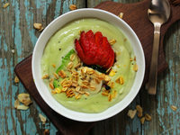 Вкусно и полезно: клубника с соусом из авокадо