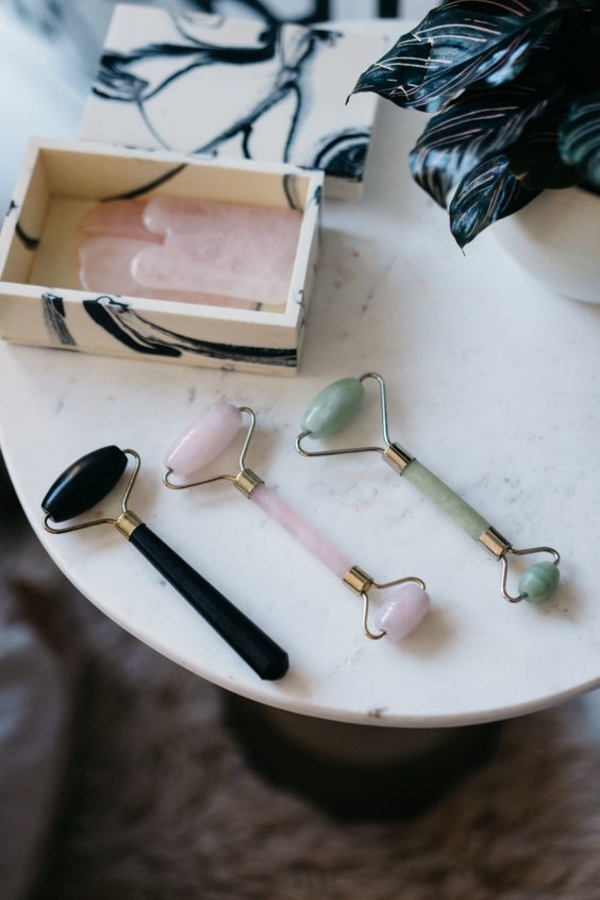 Бьюти-тренд: в чем эффективность кварцевого роллера для лица