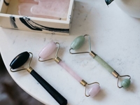 Бьюти-тренд: в чем эффективность кварцевого роллера для лица