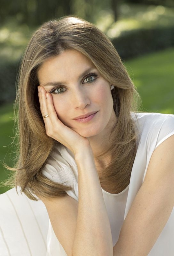 Юбка, которая не полнит: показывает королева Летиция