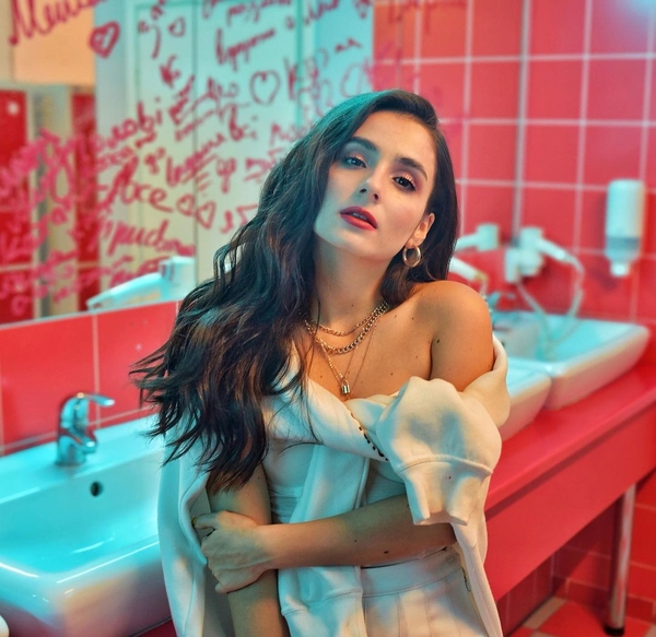 Анну Тринчер обокрали в поезде: она обвиняет проводников