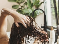 Бьюти-лайфхаки: как приучить себя реже мыть голову