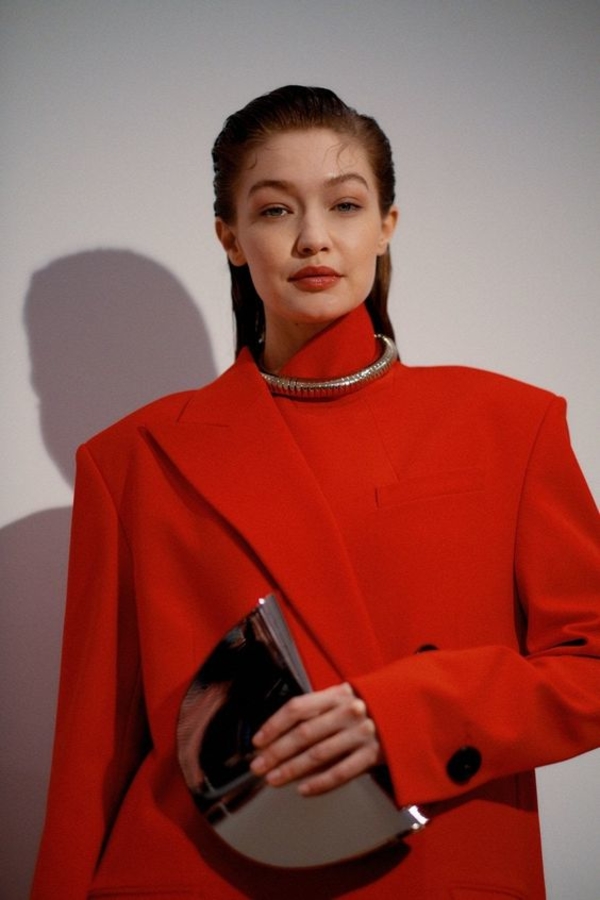 Белые стрелки - бьюти-тренд лета 2021: показывает Джиджи Хадид