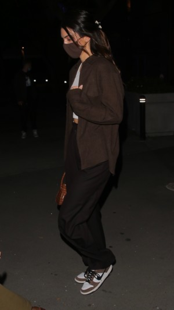 Кендалл Дженнер с главным аксессуаром сезона