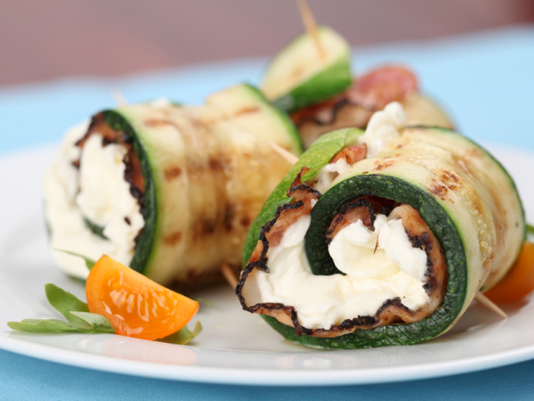 Вкусные рулетики из брынзы и кабачка