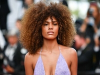 Маникюр Тины Кунаки - самый быстрый вариант покрытия на лето