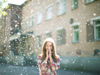 Тополиный пух, жара, июнь: почему возникает аллергия?