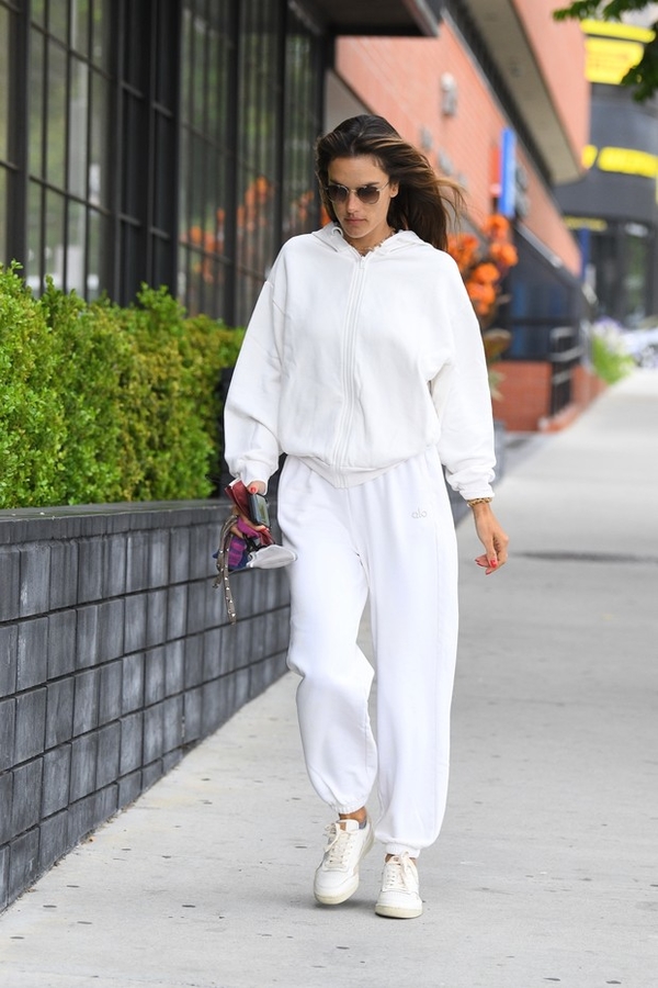 Алессандра Амбросио в самом модном спортивном костюме лета 2021