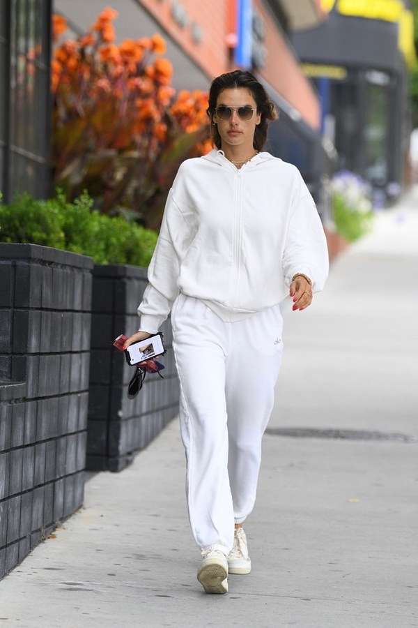 Алессандра Амбросио в самом модном спортивном костюме лета 2021