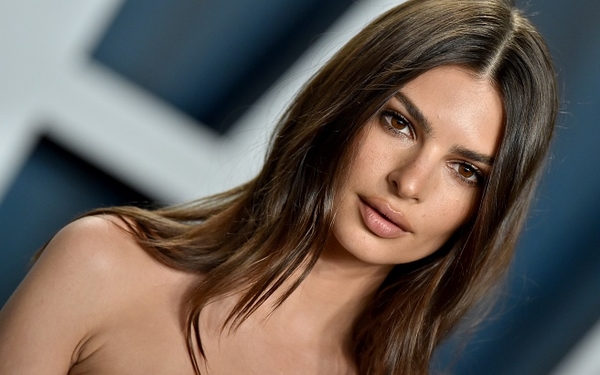 Эмили Ратаковски в костюме, который загипнотизирует любого