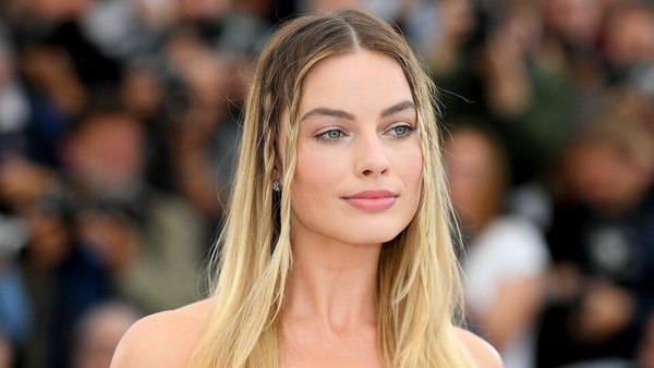 Самый необычный купальник: Марго Робби на пляже в ретро-бикини