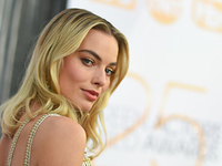 Марго Робби в самом сексуальном деловом костюме