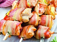 Шашлык из курицы в беконе с луком-пореем