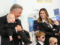 Алек Болдуин впервые вышел в свет в компании шестерых детей