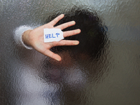 Для жертв насилия: в Украине появился сервис психологической помощи