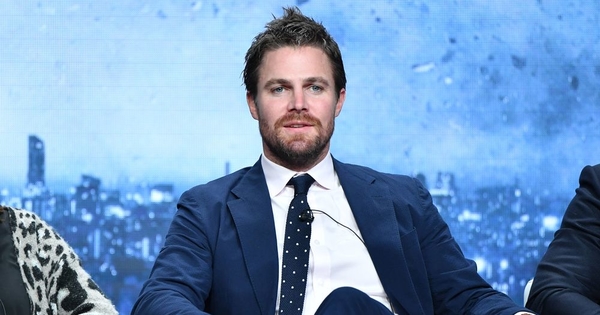 Звезду «Стрелы» выгнали из самолета из-за скандала с женой