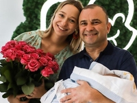 Жена Виктора Павлика показала свидетельство о рождении сына