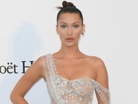 Как носить змеиный принт: показывает Белла Хадид