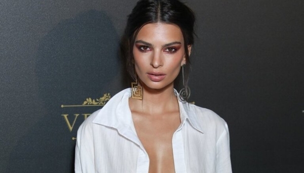 Эмили Ратаковски показывает, как носить спортивные шорты в городе