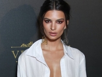 Эмили Ратаковски показывает, как носить спортивные шорты в городе