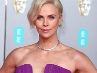 Шарлиз Терон в очень короткой юбке на премьере нового «Форсажа»