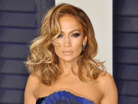 Джей Ло в комбинезоне с самым модным принтом этого лета