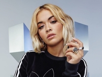 Самый яркий спортивный костюм на лето: показывает Рита Ора