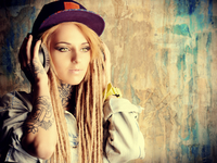 Плейлист для стильных: 5 песен о девушках и имидже