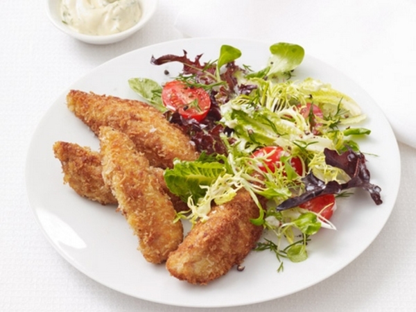 Жареные куриные грудки в панировочных сухарях с салатом