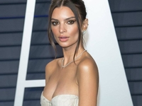 Эмили Ратаковски в самом красивом купальнике этого лета