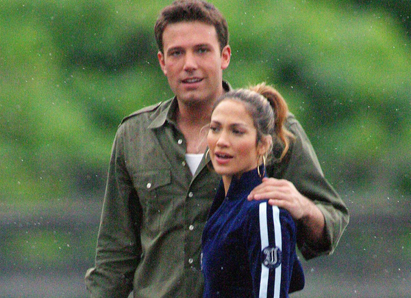 Джей Ло и Бен Аффлек прогуливаются в обнимку в одинаковых нарядах