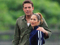 Джей Ло и Бен Аффлек прогуливаются в обнимку в одинаковых нарядах