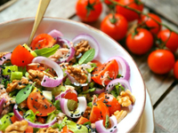 ТОП-3 необычных рецептов салата из помидоров