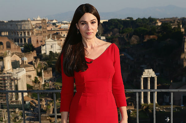 Моника Беллуччи в леопардовом тренче на голое тело на показе Dior