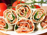 Ролл из лаваша с лососем и авокадо