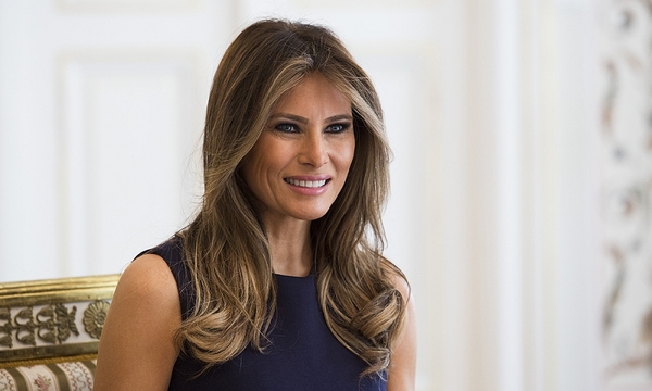 Мелания Трамп показывает, с чем носить белоснежные джинсы, чтобы выглядеть элегантно