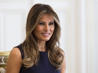 Мелания Трамп показывает, с чем носить белоснежные джинсы, чтобы выглядеть элегантно