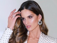 Вау-эффект: Изабель Гулар в костюме, который ничего не скрывает