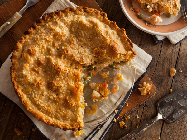 Луковый пирог со свининой на темном пиве