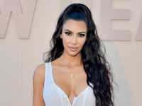 Ким Кардашьян в самом модном платье длины макси этого лета